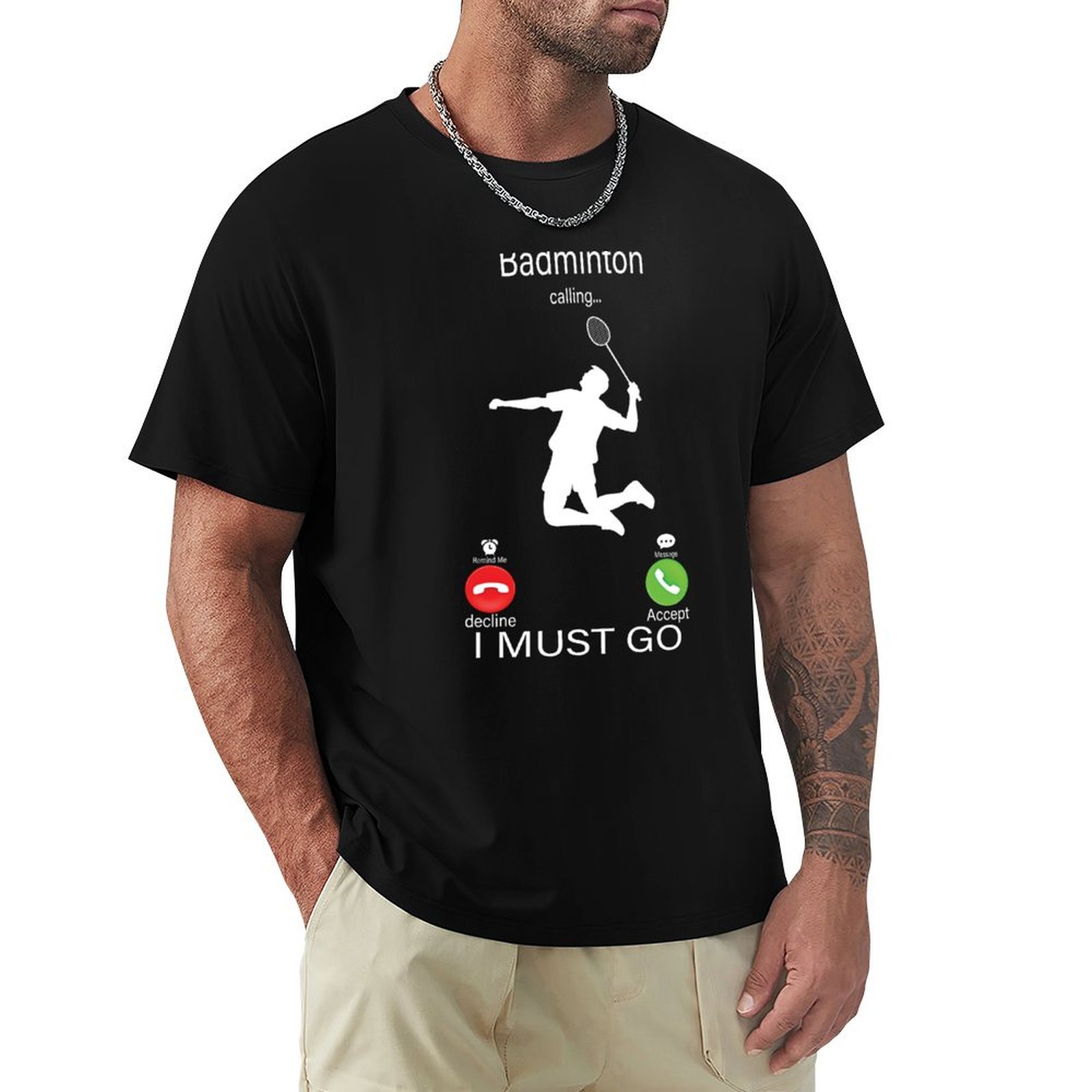 Badminton Is Calling - แบดมินตันกำลังเรียกหาและฉันต้องไป ทีเชิ้ตเสื้อยืดแขนสั้นลำลองสำหรับผู้ชาย
